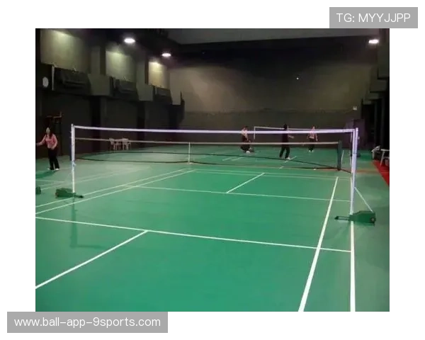 羽毛球“贴地滑球”制造满场尖叫